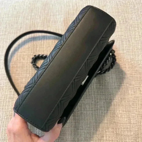 Tory Burch Fleming Matte Small Convertible Shoulder Bag

Style #82562 - Picture 5 of 9